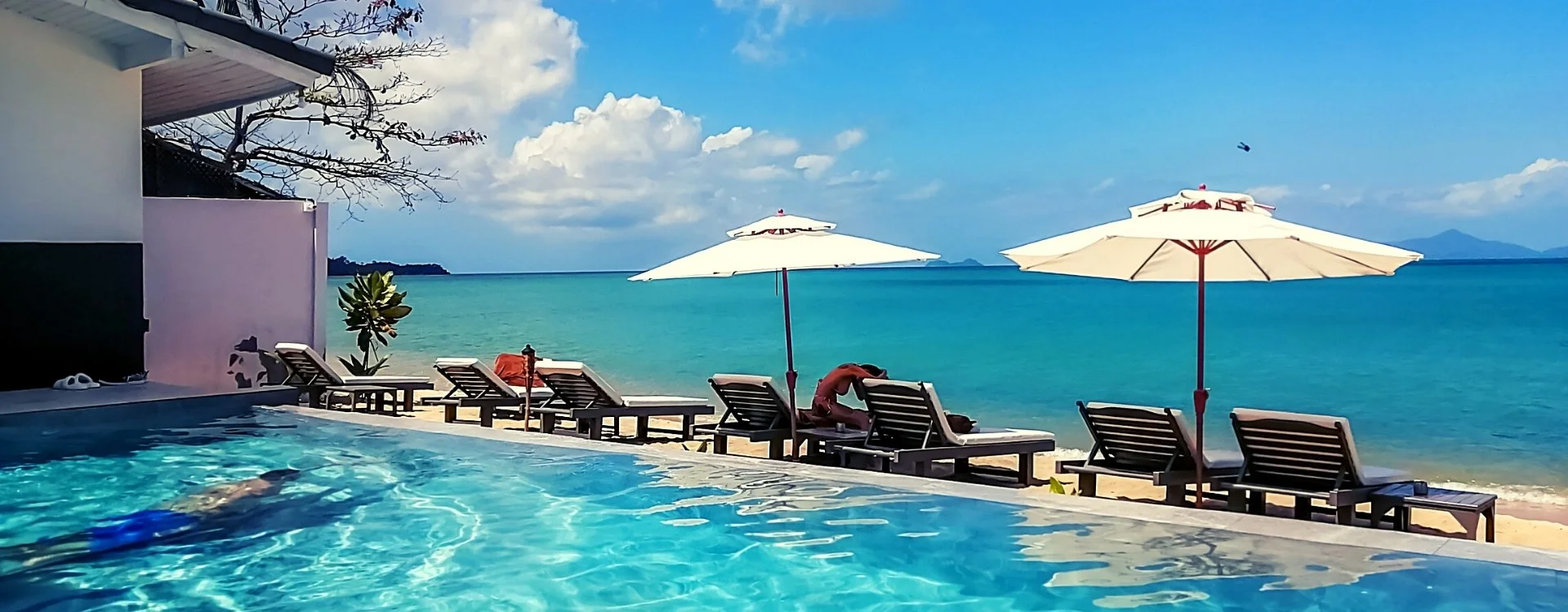 The Cosy Beach Resort, modern bungalows with swimming pool, bar et restaurant on Meanam Beach, Koh Samui, Thailand.